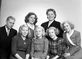 Grupporträtt av ungdomar. 18 november 1945. Inga-Greta Häll, Vågskrivargatan 5, Gävle.