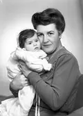 Fru Westling med dotter. November 1945. Lektor Tore Westling, Hagaplan 2, Gävle.