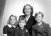 Familjeporträtt med fru Hallström och barnen. 26 november 1945. Kassör E. Hallström, Kyrkogatan 31, Gävle.