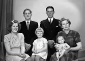 Familjeporträtt,2 december 1945. Herr Oscar Wallin, Elektro-Amatur, Gävle.