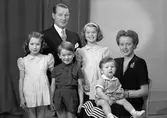 Familjeporträtt, 8 december 1945. Direktör O. Nyström, Norra  Strandgatan 29, Gävle.