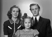 Gruppfotografi på barnen Dahlgren, 15 december 1945. Major Dahlgren, Norra Skeppargatan 6, Gävle.