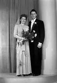 Brudpar Knut Wallander, Folskolegatan 6, Stockholm. 29 december 1945.
