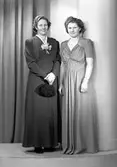 Två kvinnor. Fru Gertrud Olsson, 1946.