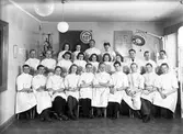 Gruppbild på personalen vid Gävleborgs Tandteknikerinstitutet, Drottninggatan 46, Gävle. 12 februari 1946.