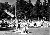 Konsumbadet på Norrlandet. Den 20 juni 1940.  1940 köpte Konsum Alfa sommarhemmet Miramare på Norrlandet, och det kom därefter att kallas Konsumbadet. Där hölls simskola och dit, till hållplats 24, gick bussar för badsugna Gävlebor. Badet kallas numera Brädviken eftersom windsurfare, brädseglare, håller till där.
