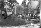 I.O.G.T:s sommarhem Lindesberg på Norrlandet, Gävle. Invigning den 30 juni 1940. Ägt av G.G.I.K. Godtemplarordens flagga är hissad. En mötesplats för ungdomar under krigsåren då Sverige var stängt. Det var fester, lekar, bad och dans på bryggan. Lindesberg låg vid viken mellan Frivy, Lervik och Kullsand. Revs när hamnen byggdes ut. Den som nu minns med glädje och tacksamhet dessa tider är nu 84-åriga Karin.