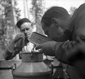 Vägbygge några mil norr om Storvik. Augusti 1950. Reportage för Gefle Dagblad och Norrlands-Posten.

