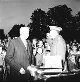 Manöver i Gävle. 23 september - 29 september 1952.
Kunga- och Prinsbesök. Kung Gustaf VI Adolf överlämnar utmärkelser.