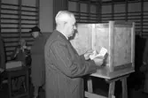 Från valdagen. Den 14 september 1946. Man vid röstskärm