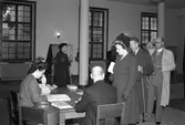 Från valdagen den 14 september 1946. Inne i röstlokalen
