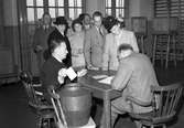 Från valdagen den 14 september 1946. Inne i röstlokalen