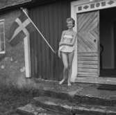 En flicka. Bostadshus i bakgrunden.Marianne på 15 årsdagen.