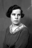 Ateljébild på en kvinna med klänning och spets. Enligt Walter Olsons journal är bilden beställd av fröken G Wahlquist.