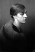 Ateljébild på en kvinna iklädd en päls. Enligt Walter Olsons journal är bilden beställd av fröken Ethel Persson.