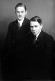 Ateljébild på två män i rock och slips. Enligt Walter Olsons journal är bilden beställd av Sven Sohlberg.