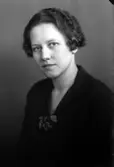 Porträtt av fröken Viola Lennander ifrån Tvärskog.