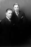 Ateljébild på två personer i kostym. Enligt Walter Olsons journal är bilden beställd av Kurt Pettersson.