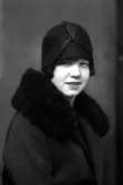 Ateljébild på en kvinna med hatt och pälskrage. Enligt Walter Olsons journal är bilden beställd av Gunni Antonsson.