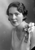 Ateljébild på en kvinna med dräkttillbehör. Enligt Walter Olsons journal är bilden beställd av fröken Å Forsmark.
