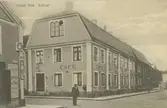 Hotell Witt före fasadens omändring , som skedde omkring 1928. Gavelfönstrets form förändrades bl.a då, varjämte väggarna putsades med terrasit. Tidigare var väggen slätputsad och färgad gul, med pilssastrar och listverk i vitt. Rivet år 1939.