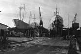 Ekensbergs varv 1970; i bakgrunden lastmotorfartygen TONNA i lilla dockan till v  och BECKY i stora dockan till h.