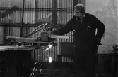 Ekensbergs varv; varvsbyggnad interiör; verkstadsarbetare vid maskin