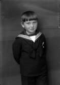 Ateljébild på en pojke i sjömansblus. Beställare till bilden: Fru Lilian Andersson ifrån Ölands Skogsby.