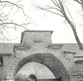 Överdelen på porten till kyrkogården vid Källa ödekyrka.