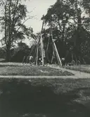 Stenen restes år 1910. Det är en minnessten över att det var 300 år sedan den förste Hammarskjöldaren Peder Michilsson blev adlad. Minnesstenen restes här med träställning och rep.