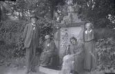 Från vänster Hugo Hammarskjöld, Karin Hammarskjöld, Otto Skutsch, Ika Hammarskjöld och möjligen Nina Hammarskjöld runt Peder Michilssonbrunnen vid Tuna gård.