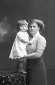 Fru Gertrud Widén, född Pettersson med dottern Maj, senare gift Alvares-Correa. Gertrud var gift med bryggeridirektören vid Westerås bryggeri AB, Joël Widén (1879.07.13 – 1955.11.09).