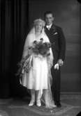 Bröllopsbild. Kvinna håller i blommor och har en tiara. Beställare till bilden: Herr Bertil Karlsson ifrån Kalmar.