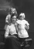Fru Maria Holmgren med barnen, Nygatan 15, Gävle