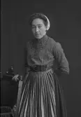 Karin Danielsson i del av Leksandsdräkt.