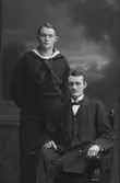 Stående sjömannen Eric Carlsson och Westling.
Carlssons verkstad