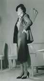Modell i klänning med kavaj med pälskrage, klänning, scarf och pumps. Från Edward Molyneux.