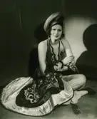 Modell i maskeraddräkt, 