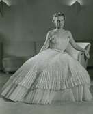 Friherrinnan Palmstierna i fotsid, plisserad aftonklänning från Christian Dior.
