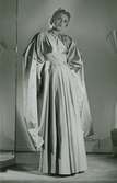 Mannekäng i klänning med lång kjol och sidenöverdel, mycket vida ärmar från Jacques Fath, NK:s Franska damskrädderi.