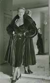 Modell i klänning och aftonkappa i sammet, från Edward Molyneux. Modell i aftonklänning i bakgrunden.