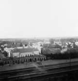 En bild över Värnamo järnvägsstation med staden i bakgrunden.