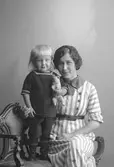 Anna Andersson med barnet. Nygatan 3, Gävle