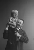 Gustaf Simonsson med sonen, Nygatan 3, Gävle