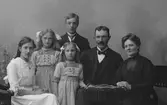 Familjen Åström, Hagaström. Elsa sittande till vänster.
