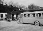 Landsortsbuss framför Uppsala busstation, Järnvägsområdet, Kungsgatan, Uppsala mars 1939