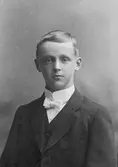 Lärare John Englin som barn. Kopia. Orgilnalfoto taget i Gustaf Reimers atjeljé.