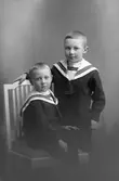 Erik, stående och Sven Wahlström, Södra Centralgatan 39, Gävle


