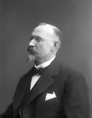 Läderfabrikör Emil Andreas Matton. Född 1866 i Gävle.Fransk konsulagent. Medlem i Handels-Societeten i Gefle från 1907. Son till L. A. Matton.