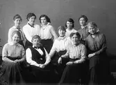 Sidenhusets personal. Tvåa från vänster i undre raden sitter fröken Hanna Nilsson, född 19 juni 1881 (jmf. Wilhelm Lindebergs 